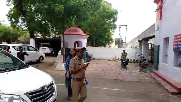 सुल्तानपुर जेल में नोटों की गड्डी, शराब