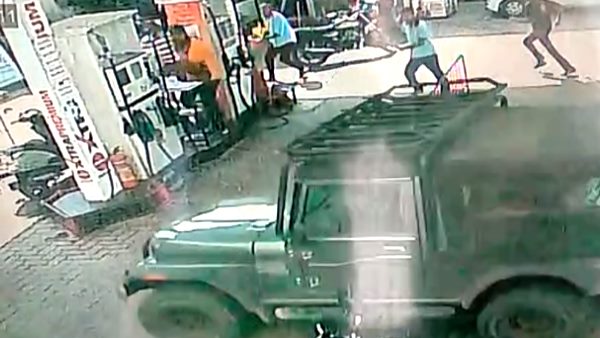 Mukesh Choudhary Fight with Petrol Pump Employees in Mahesh nagar Mukesh Choudhary Fight with Petrol Pump Employees in Mahesh nagar