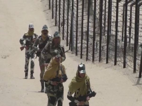 BSF jawan patrolling in 50 degree temperature on Indo-Pak border in Jaisalmer BSF jawan patrolling in 50 degree temperature on Indo-Pak border in Jaisalmer