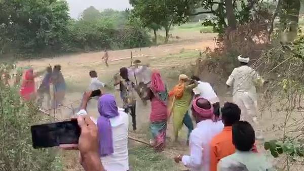Fight among two groups in village video viral Fight among two groups in village video viral