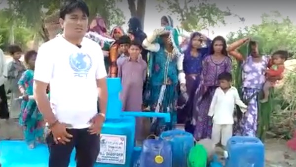 भारतीय कारोबारी ने लगवाए हैंडपंप