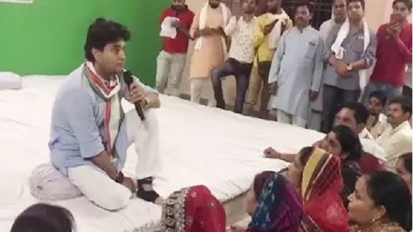 सिंधिया ने बताई हार की वजह तो रो पड़ी महिला कार्यकर्ता