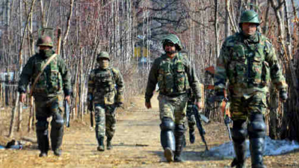 त्राल में सुरक्षा बलों ने आतंकियों को घेरा, मुठभेड़ जारी त्राल में सुरक्षा बलों ने आतंकियों को घेरा, मुठभेड़ जारी