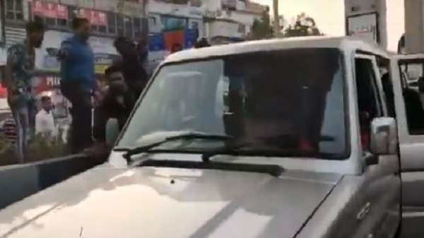 बीच सड़क घेरकर चाकू से किया हमला