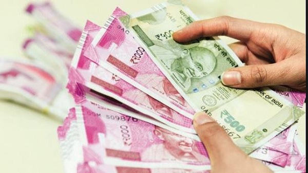 गाड़ी में गलती से रह गया था बैग