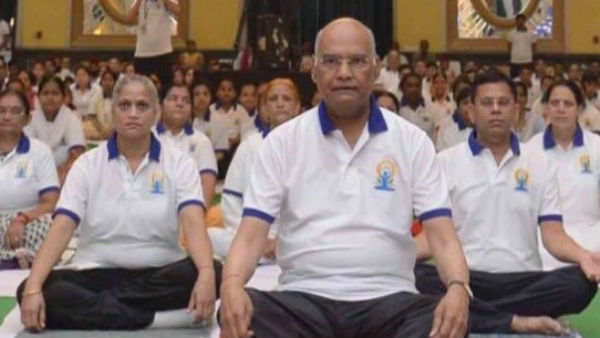राष्ट्रपति रामनाथ कोविंद ने भी राष्ट्रपति भवन में योग किया.