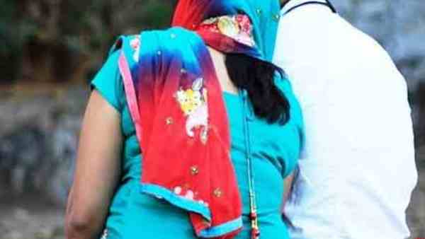 पत्नी ने पति को गर्लफ्रेंड के साथ ही पीटा