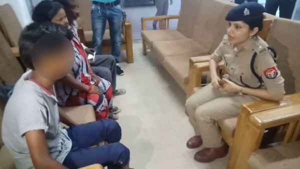 4 policeman suspended for beating minor in lucknow 4 policeman suspended for beating minor in lucknow