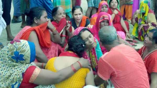 बेटे का शव देख बदहवास हुई मां