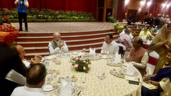 डिनर पार्टी में परोसे गए केवल शाकाहारी व्यंजन