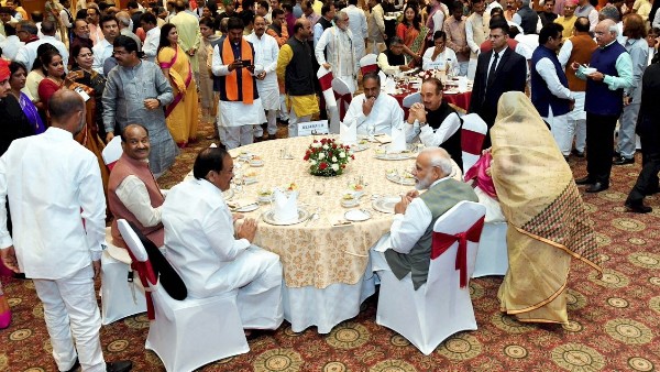 कई सांसद पीएम मोदी के साथ सेल्फी लेते भी दिखे