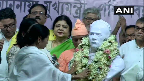 ममता बनर्जी ने कॉलेज स्ट्रीट में विद्यासागर की प्रतिमा का किया अनावरण ममता बनर्जी ने कॉलेज स्ट्रीट में विद्यासागर की प्रतिमा का किया अनावरण