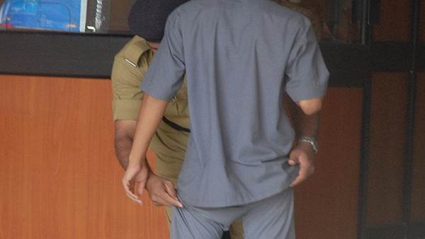 man Caught At Airport, Gold Hidden in Underwear man Caught At Airport, Gold Hidden in Underwear