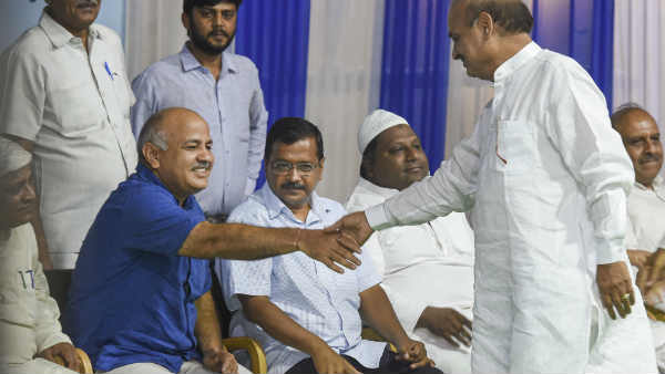 उर्दू अकादमी करती है इफ्तार पार्टी