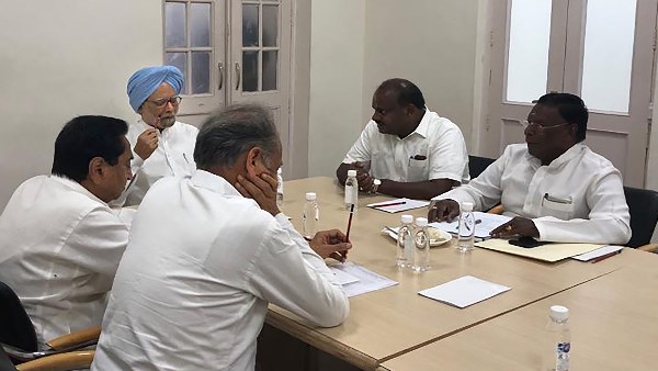 मनमोहन सिंह ने ली क्लास