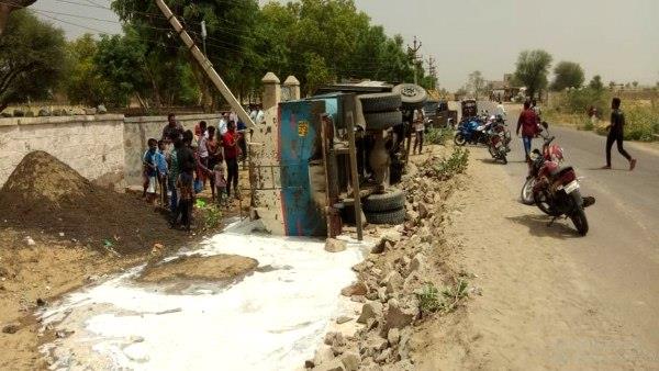 Milk Tanker overturned in Bissau Jhunjhunu After Ghee Tanker Sikar Accident Milk Tanker overturned in Bissau Jhunjhunu After Ghee Tanker Sikar Accident