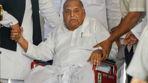 Mulayam Singh Yadav in PGI emergency ward Mulayam Singh Yadav in PGI emergency ward