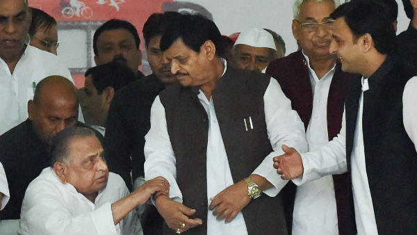 क्या समझा रहे हैं मुलायम?