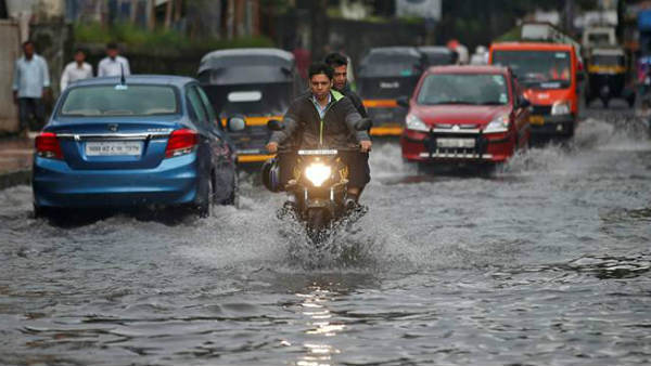 VIDEO: महाराष्ट्र में भारी बारिश के बाद सड़क बह गई, इंदौर नगर निगम ऑफिस बना तालाब VIDEO: महाराष्ट्र में भारी बारिश के बाद सड़क बह गई, इंदौर नगर निगम ऑफिस बना तालाब