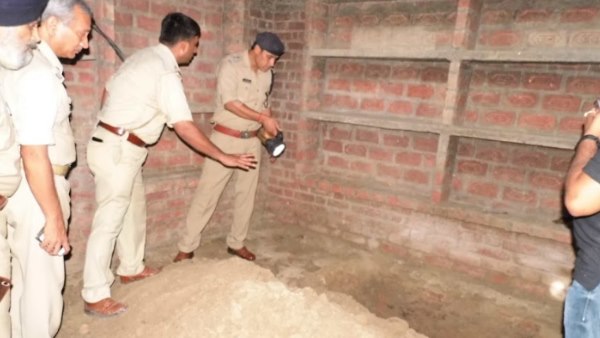 शव के टुकड़ों को जलाकर दफना दिया