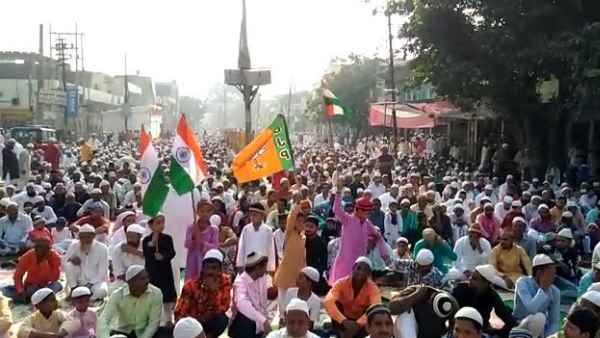 नमाज के दौरान फहराया भाजपा का झंडा