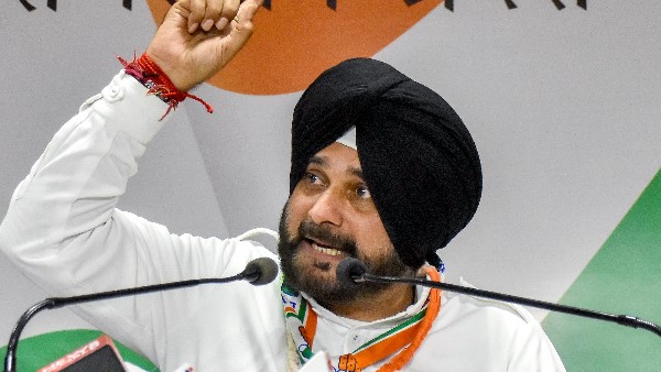 Navjot Singh Sidhu arrives in Delhi to meet Rahul Gandhi Navjot Singh Sidhu arrives in Delhi to meet Rahul Gandhi