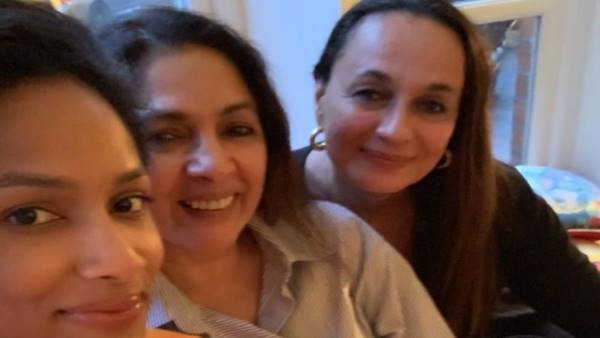 बेटी और दोस्त के साथ जन्मदिन सेलिब्रेट करती नजर आई नीना गुप्ता