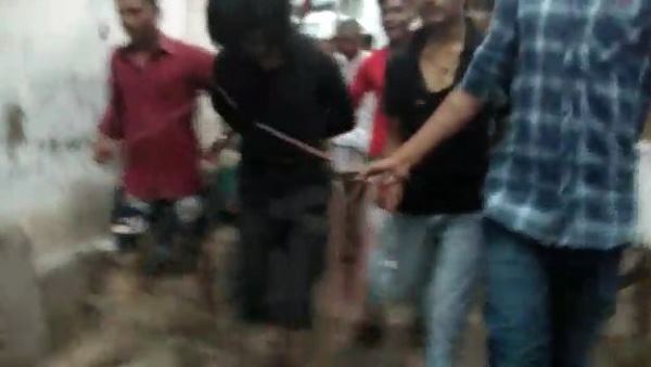 Watch Video: public beating a thief at vadodara Watch Video: public beating a thief at vadodara