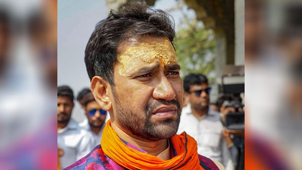 2 लाख से ज्यादा वोटों से हार गए थे निरहुआ