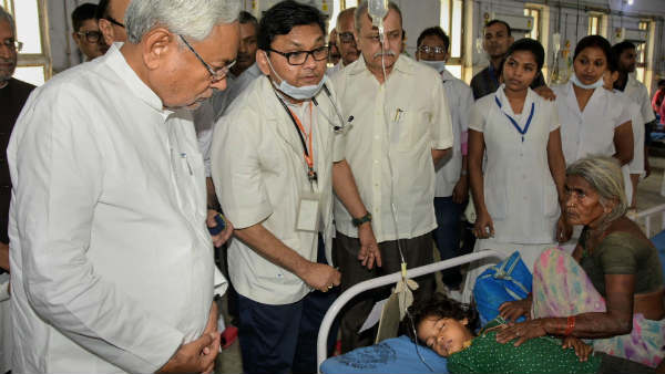 नीतीश सरकार निशाने पर