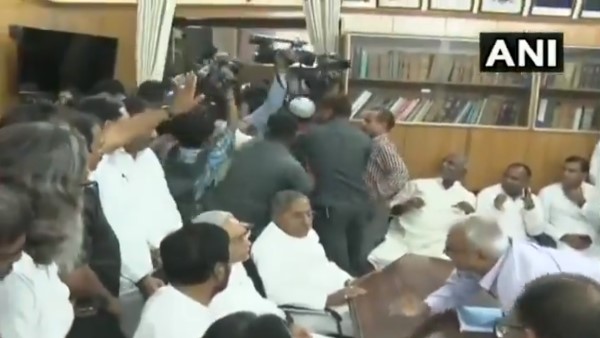 पत्रकारों को फटकारते दिखे नीतीश