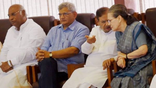कांग्रेस समेत विपक्ष बीजेपी की चाल में फंस जा रहे हैं