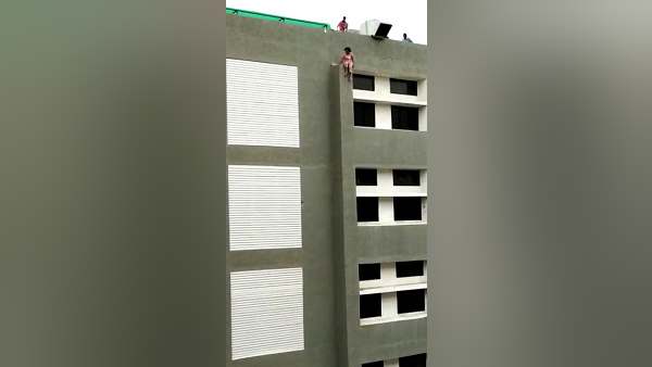 चौकीदार ने युवकों की मदद से महिला को नाकाम किया