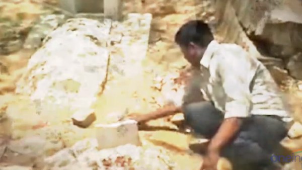 कैसे शुरू हुआ घरों में कब्र खोदने का सिलसिला?