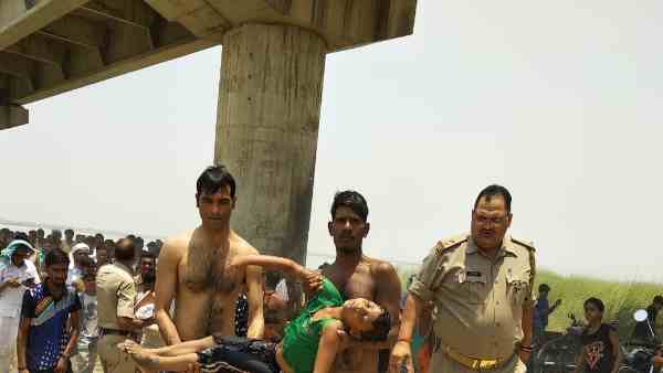 UP police jawan endless efforts to save drowning children UP police jawan endless efforts to save drowning children
