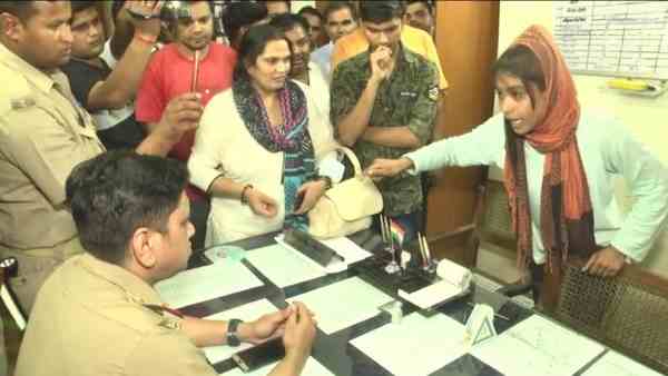 पुलिसकर्मी पर गला दबाने का आरोप