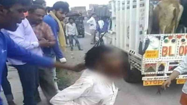 खान व उनके बेटों पर ये आरोप