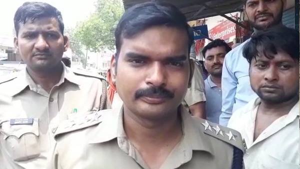 करीब 25 फीट गहरे गड्ढे में फंस गया था मजदूर
