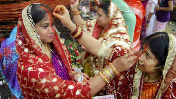 अखंड सौभाग्यवती रहने का आशीष मिलता है