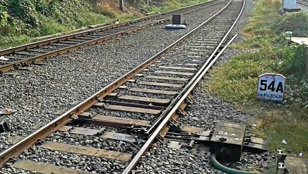 रेलवे ट्रैक के माइलस्टोन ने बचाई जान