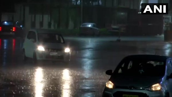 heavy pre monsoon rains hit Mumbai Several flights delayed and diverted at Mumbai airport heavy pre monsoon rains hit Mumbai Several flights delayed and diverted at Mumbai airport