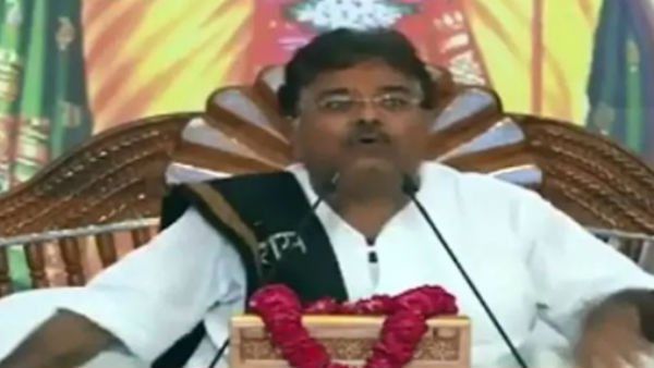 'पंडाल उड़ रहा है, जगह खाली कर दो'