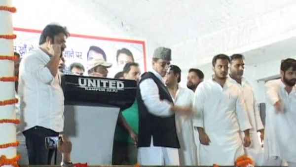तय समय के बाद जारी था जलसा