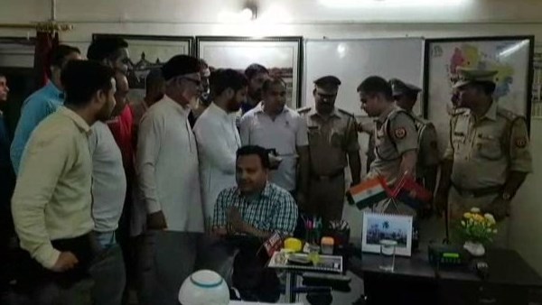 कांग्रेस नेता ने पुलिस टीम को दिया सम्मानित
