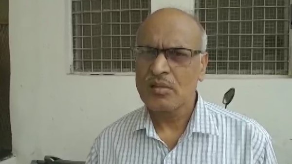 वृद्ध से जब बात की तो वह फूट-फूट कर रोने लगा