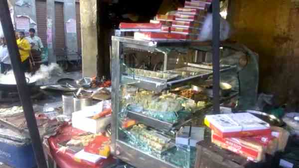 samosa shopkeeper poured hot oil on man for one rupee samosa shopkeeper poured hot oil on man for one rupee