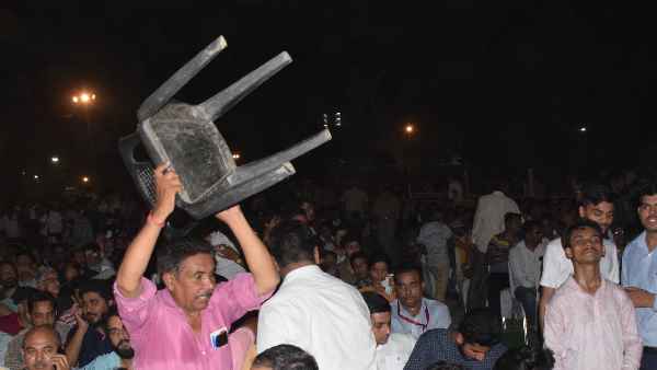 पुलिस को भांजनी पड़ीं लाठियां