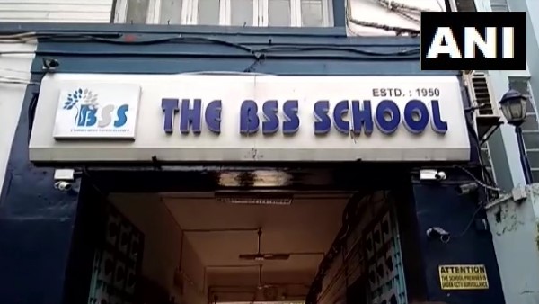 girl student tried to slit her wrist with a blade in School’s washroom at Kolkata girl student tried to slit her wrist with a blade in School’s washroom at Kolkata