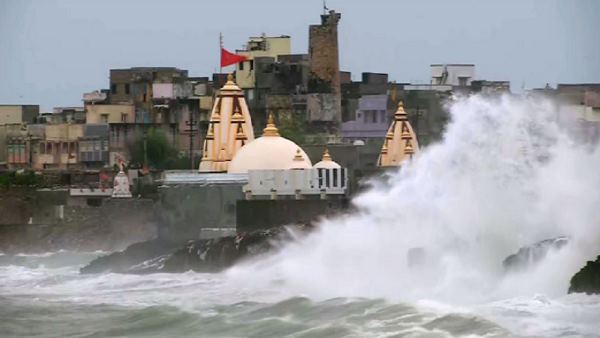 10 फीट ज्यादा ऊंची लहरें उठीं, मंदिर तबाह हो गया