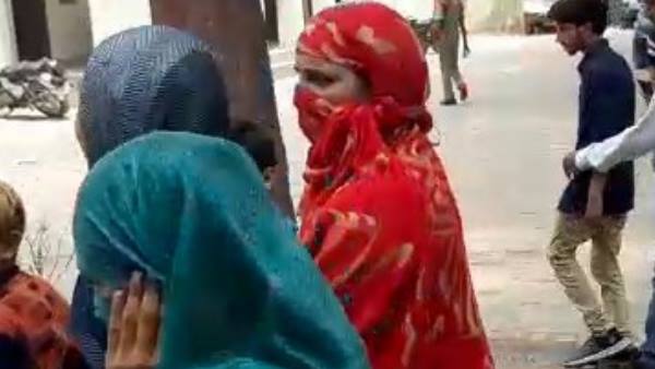 छात्राओं के पिता पर चलाई गोली